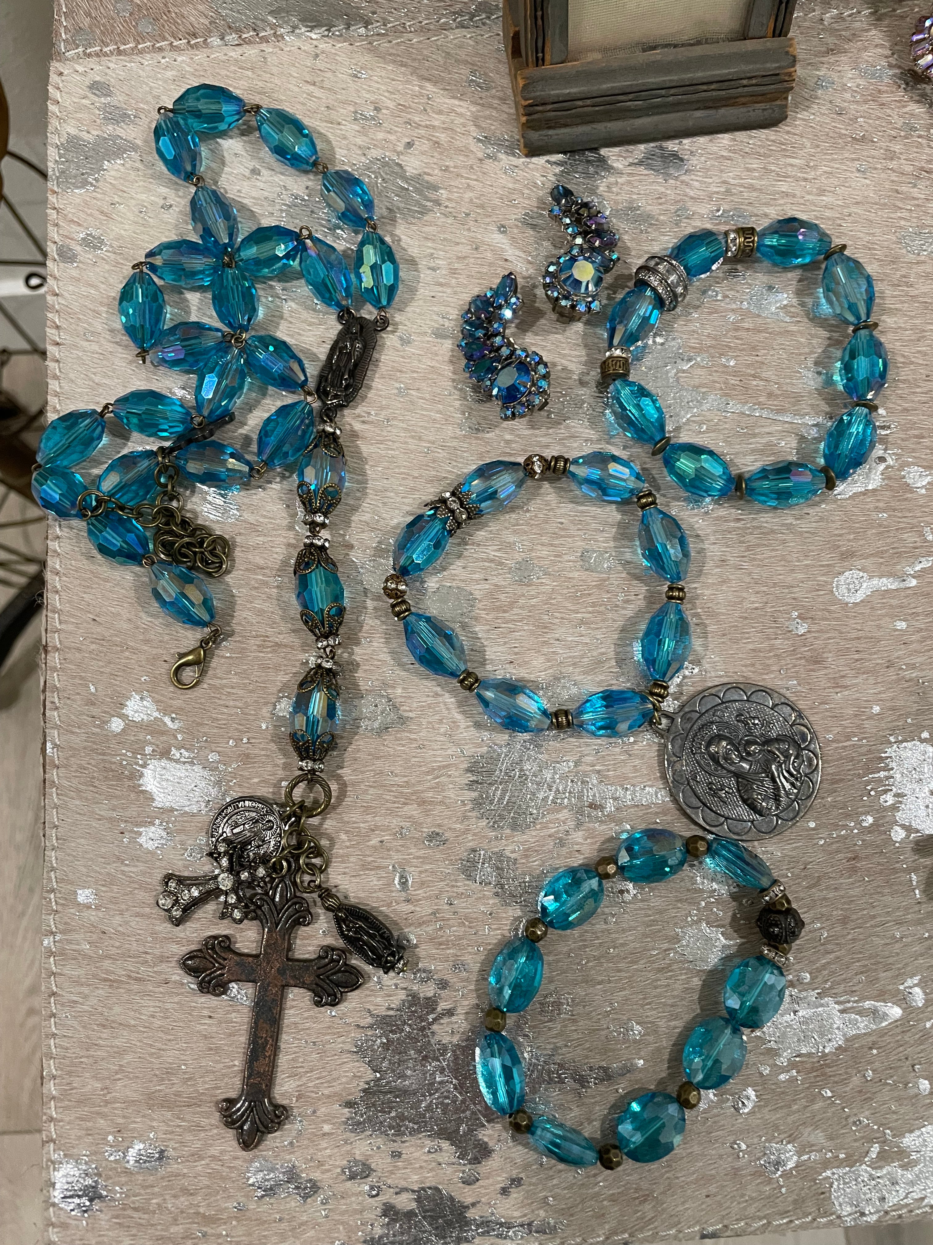 Topaz Shores Neck Candy